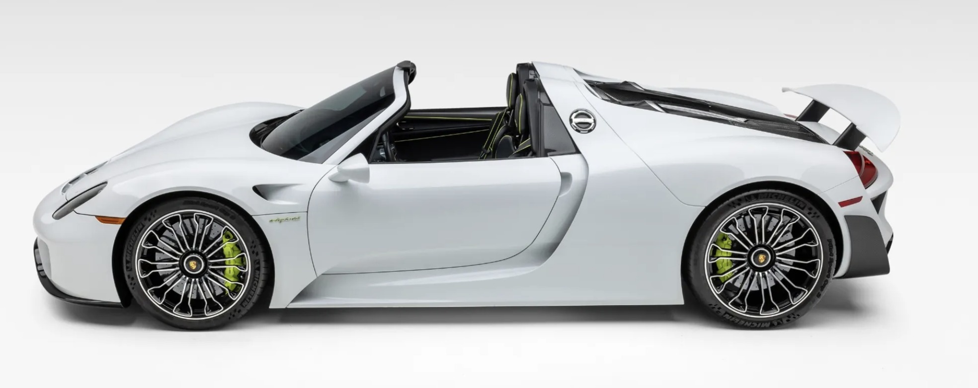 2015 Porsche 918 Spyder side view