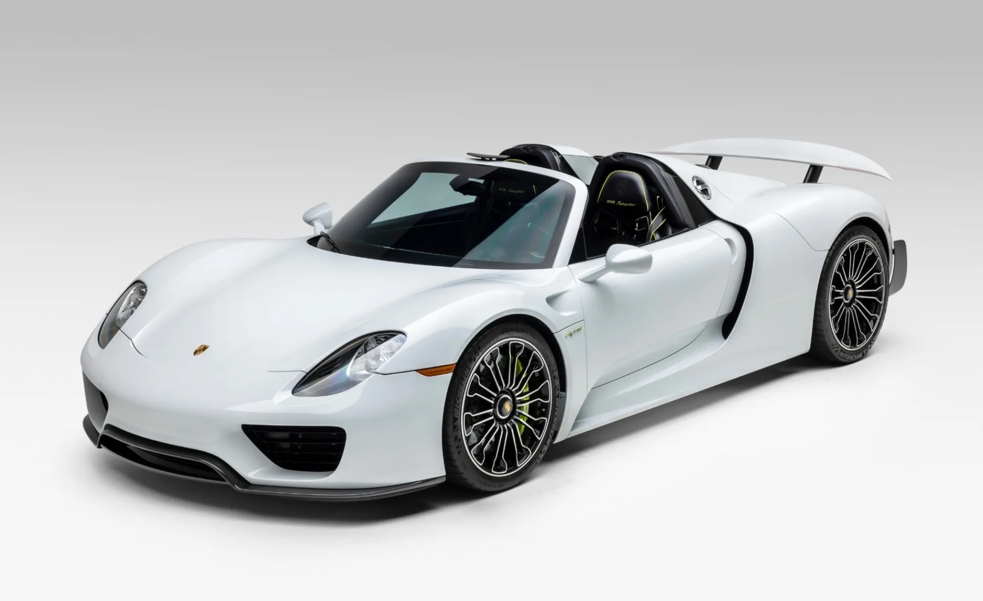 2015 Porsche 918 Spyder studio view