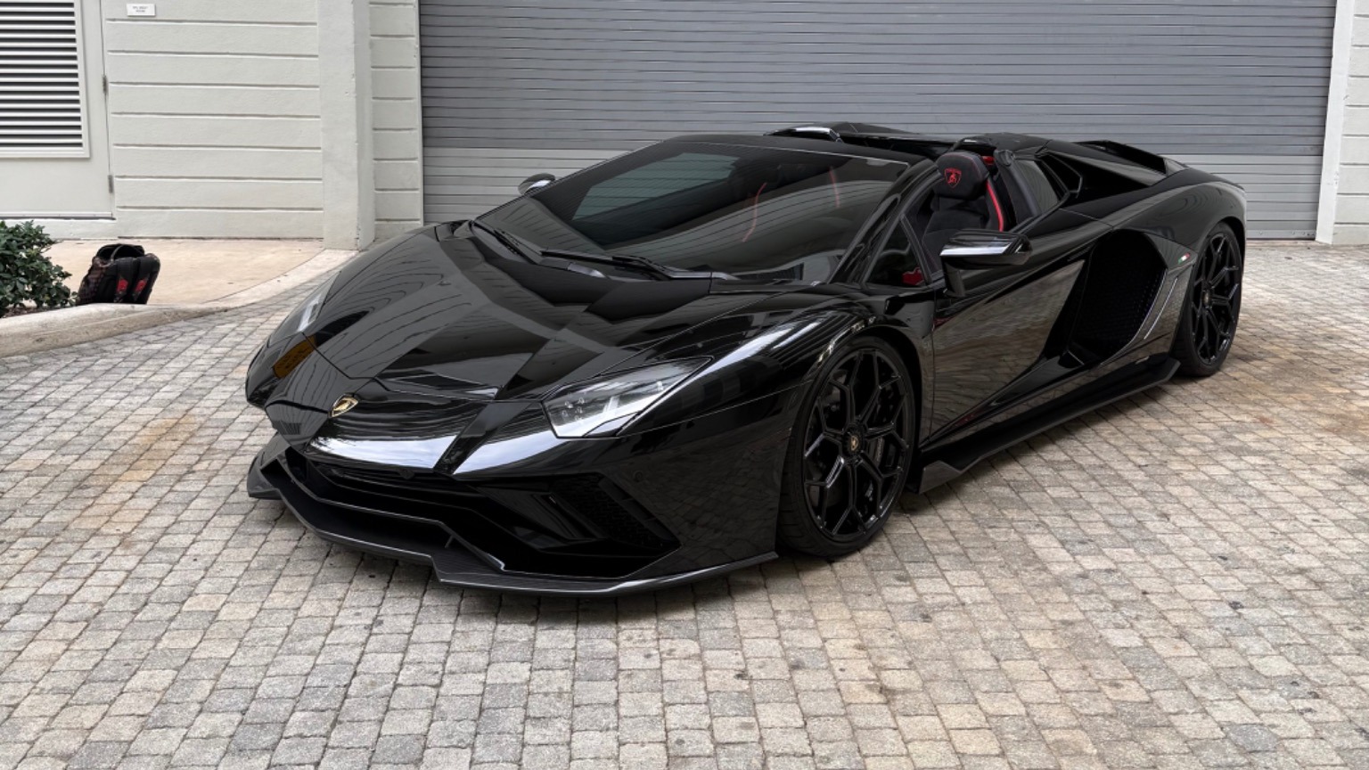 2022 Lamborghini Aventador Ultimae Roadster exterior photograph